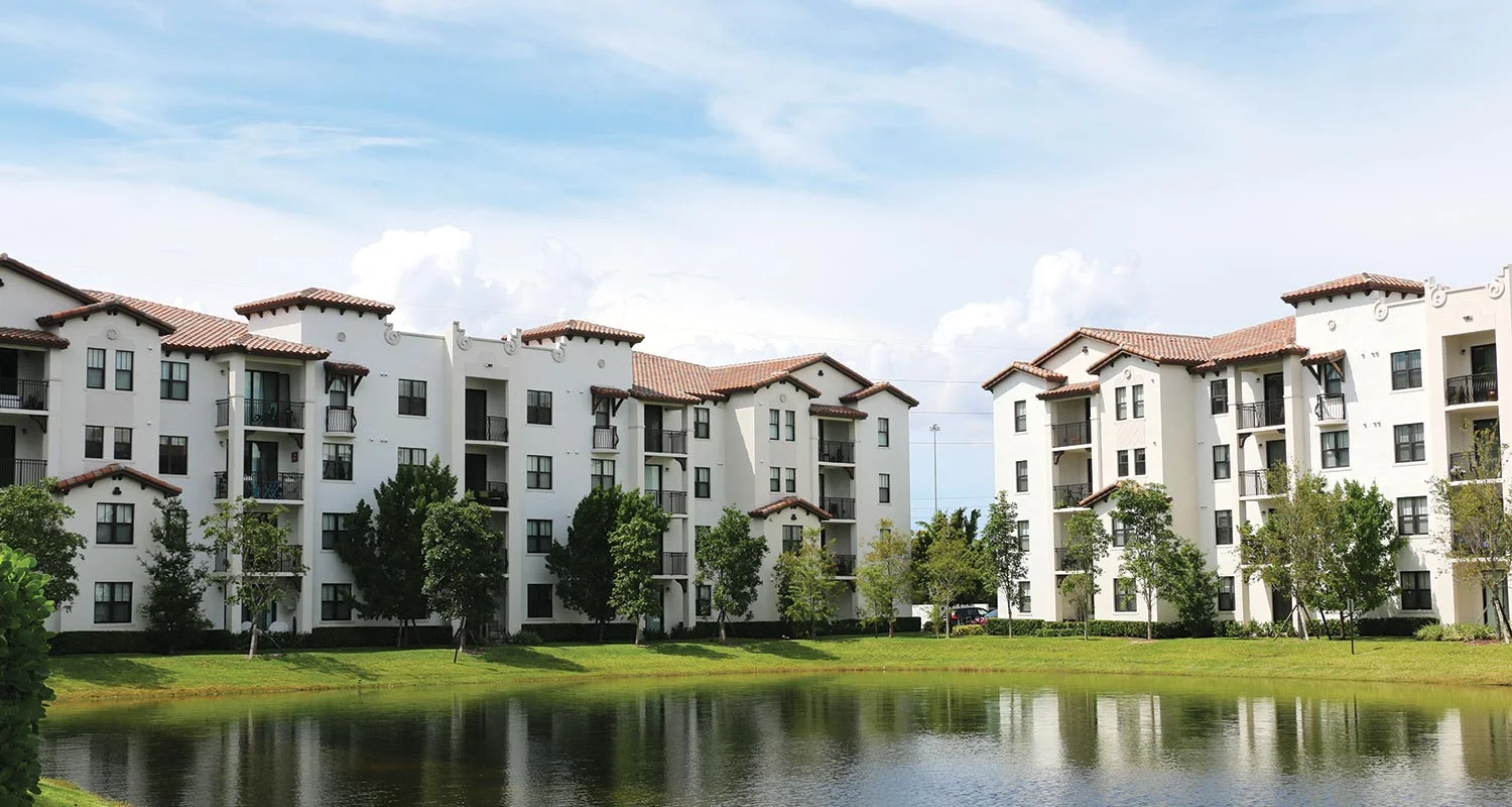 Apartamentos Con Aluminio Color Bronce y Vidrio Laminado En Doral, FL - ES Windows