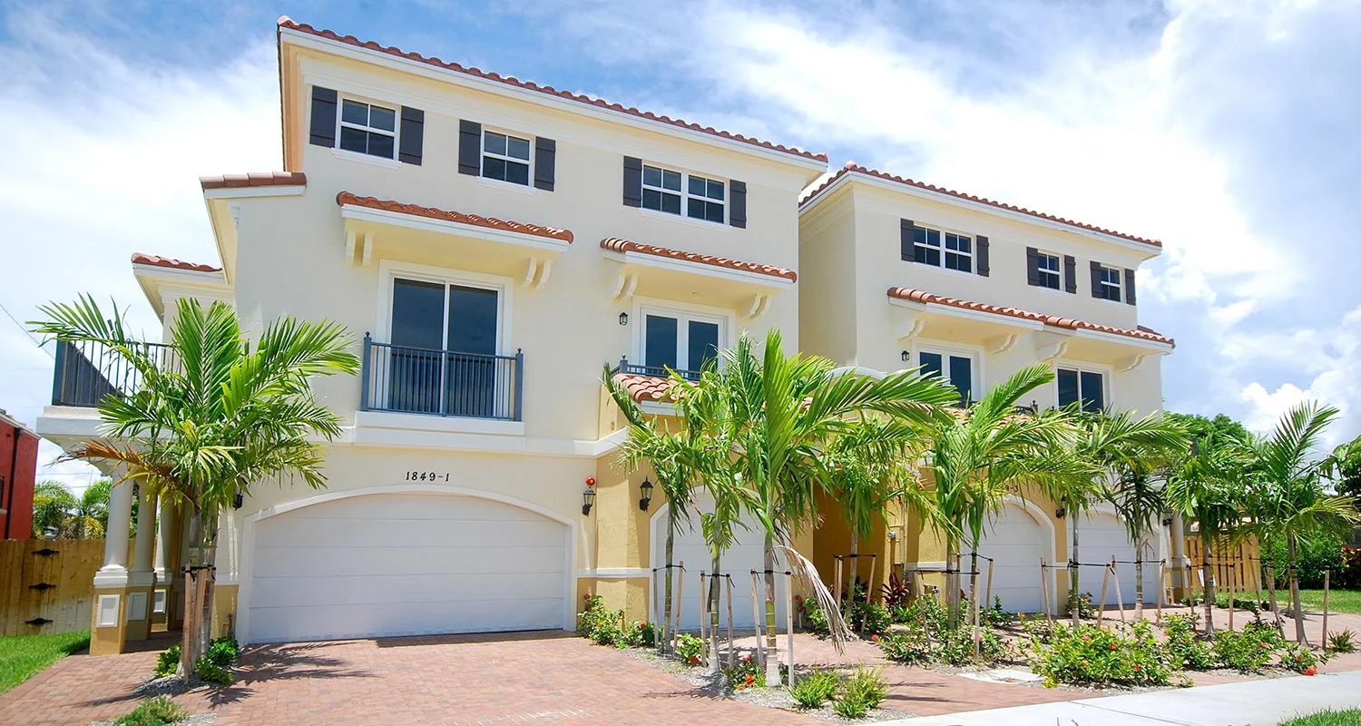 Apartamentos Con Aluminio Blanco y Vidrio Laminado Transparente y Bronce En Miami, FL - ES Windows