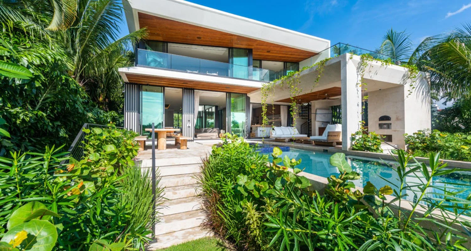 Casa Frente Al Mar Con Puertas Corredizas, Barandales y Storefronts En Miami, FL - ES Windows