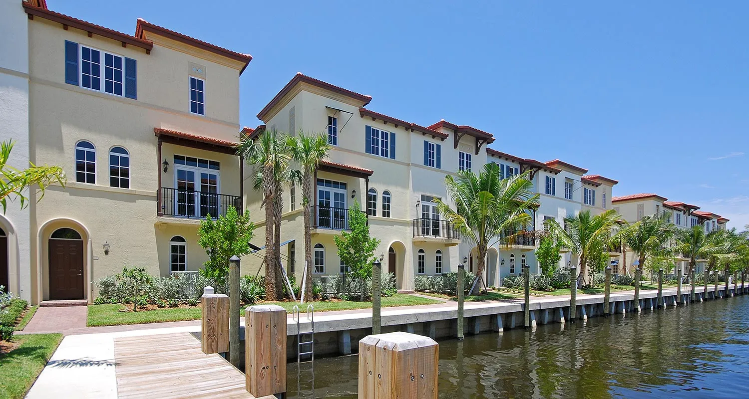 Townhomes Con Vidrio Laminado y Aluminio Blanco En Boynton Beach, FL - ES Windows
