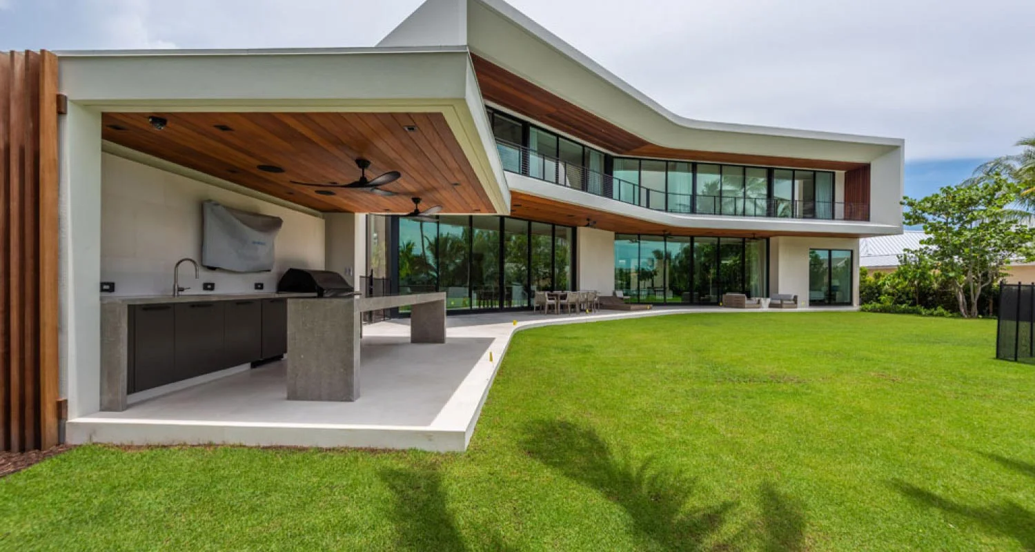 Casa Frente Al Agua Con Puertas Corredizas y Aluminio Negro En Miami, FL - ES Windows