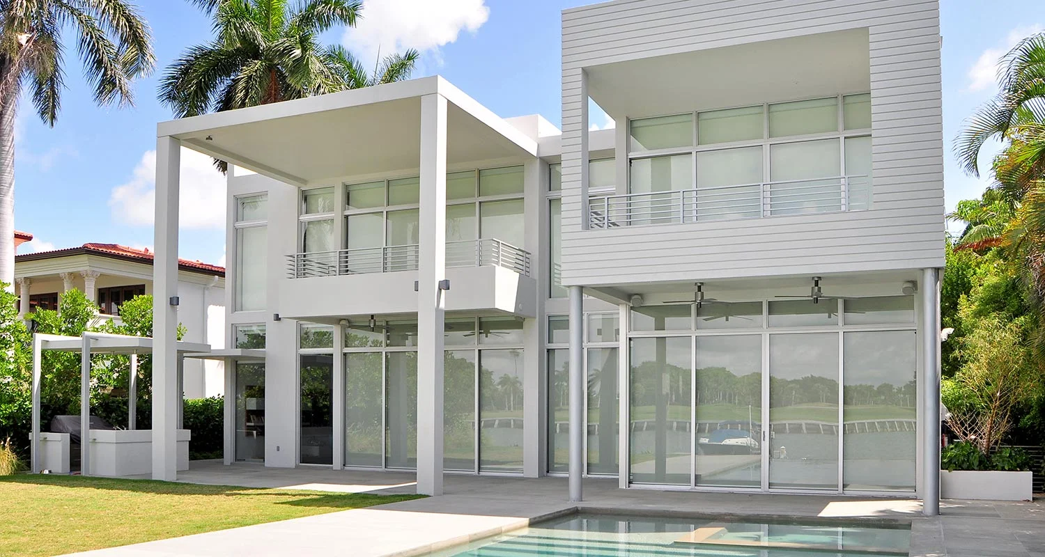 Casa Con Muros Cortina De Ventanas y Aluminio Blanco En Miami, FL - ES Windows