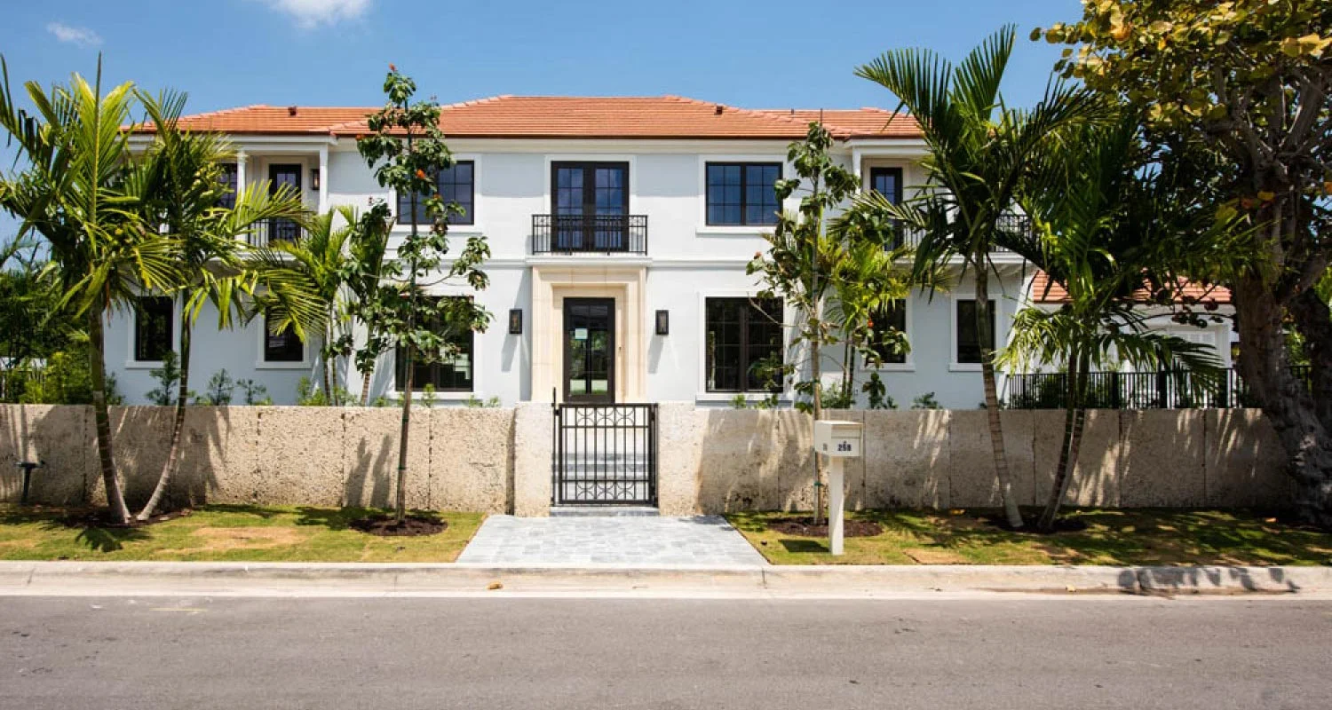 Casa Moderna Con Puertas Corredizas y Barandales En Palm Beach, FL - ES Windows