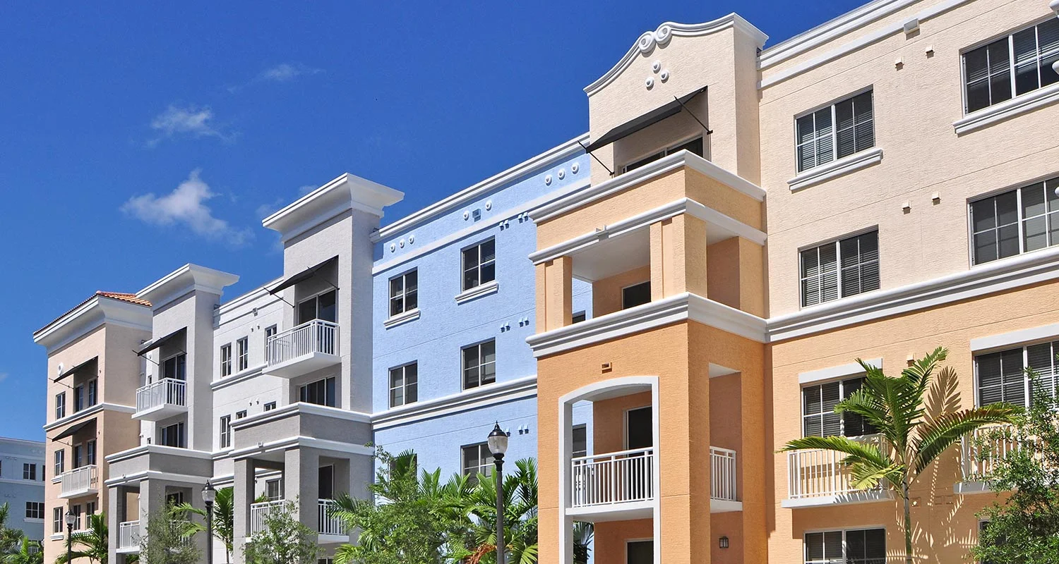 Apartamentos Con Puertas Abatibles y Ventanas Fijas En Miami, FL - ES Windows