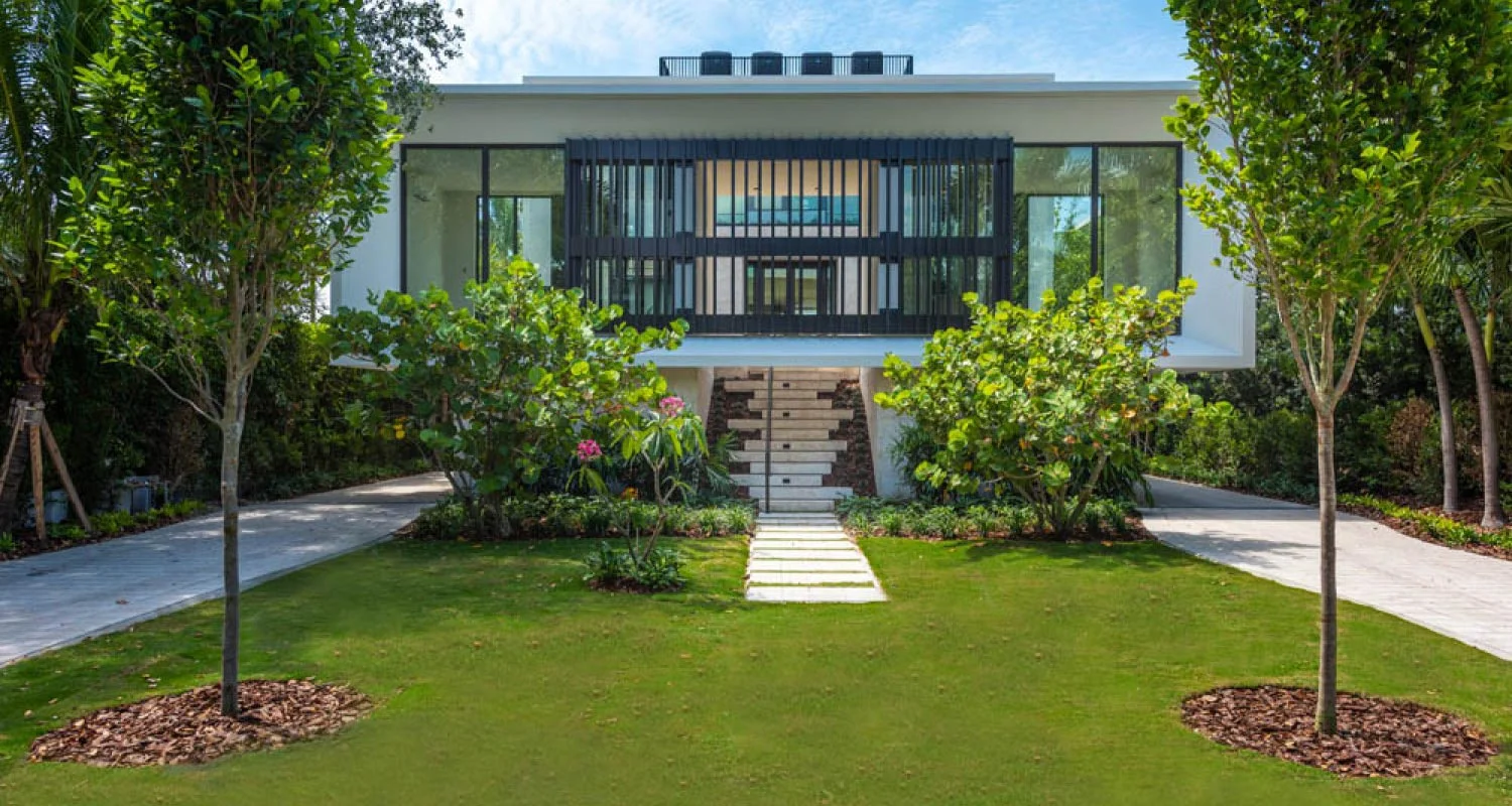 Casa Frente Al Agua Con Puertas Corredizas y Barandales En Miami, FL - ES Windows
