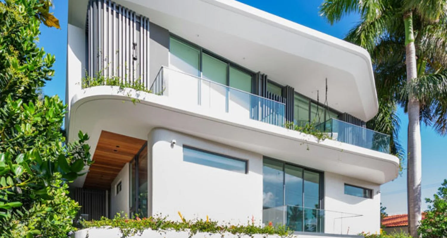 Casa Moderna Con Puertas Corredizas y Barandales En Miami, FL - ES Windows