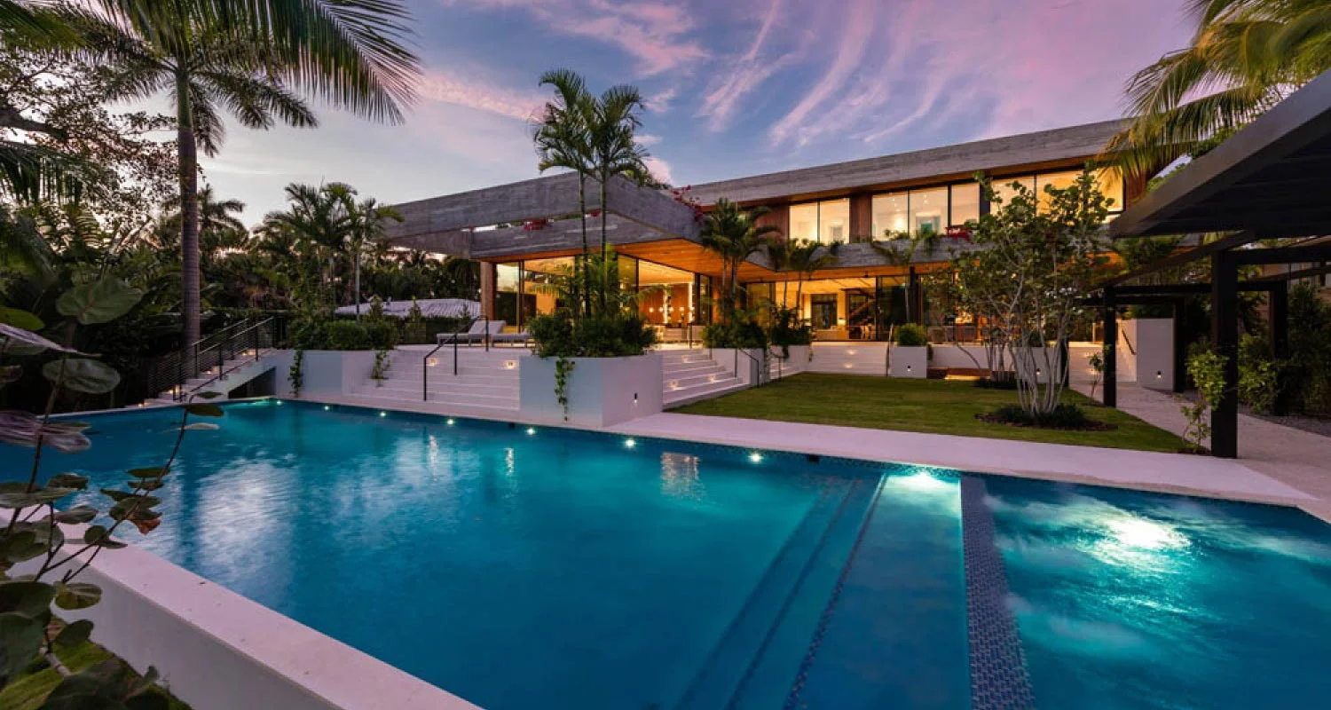 Casa Estilo Resort Con Puertas Corredizas y Storefronts En Miami, FL - ES Windows