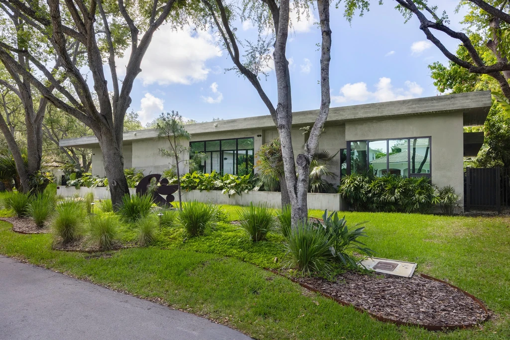 Casa De Estilo Brutalista Con Storefronts y Puertas Abatibles y Corredizas En South Miami, FL - ES Windows